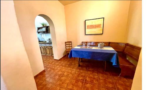 a dining room with a table and a kitchen at Casa Rural Finca Paraíso. Heated pool in Vilaflor