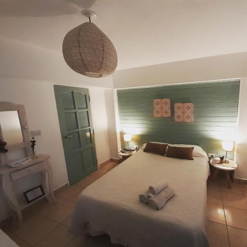 um quarto com uma cama com duas toalhas em El Molino Hostal em El Carmen