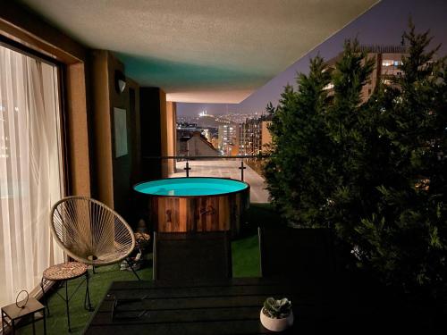 een balkon met een tafel en uitzicht op de stad bij Downtown Penthouse Budapest in Boedapest