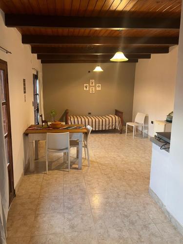 ein Wohnzimmer mit einem Tisch und einem Sofa in der Unterkunft El Molino Hostal in El Carmen