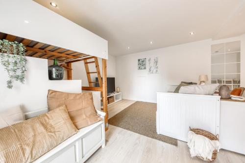 un salon avec un canapé et une table dans l'établissement CABANA 4 pers Wifi Boîte à clé Netflix, à DʼHuison-Longueville