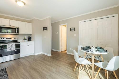 Η κουζίνα ή μικρή κουζίνα στο Modern Stunning SouthPark/Cotswold Home!