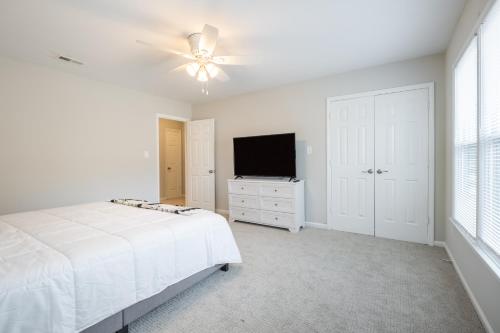 Ένα ή περισσότερα κρεβάτια σε δωμάτιο στο Modern Stunning SouthPark/Cotswold Home!