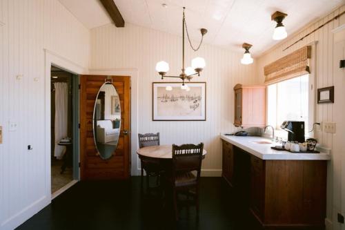 una cocina con mesa y una cocina con fregadero en Nick's Cove, en Marshall