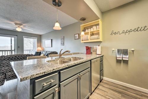Η κουζίνα ή μικρή κουζίνα στο Inviting Branson West Condo with Pool Access