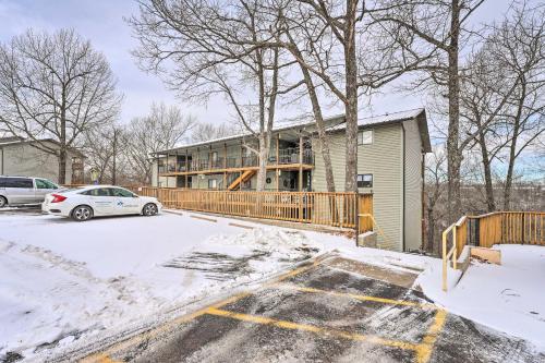 Το Inviting Branson West Condo with Pool Access τον χειμώνα