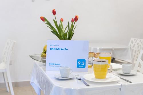 un tavolo con due bicchieri di birra e una scatola sopra di B&B MicAnTo a Casola di Napoli