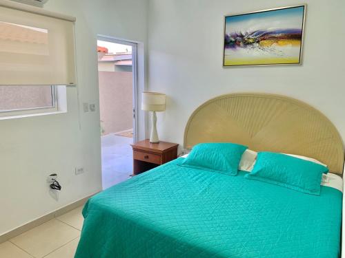 Katil atau katil-katil dalam bilik di Impeccable 1-Bed Apartment in Noord