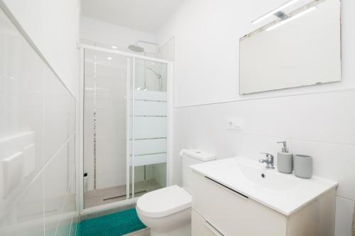 アデへにあるOrlando Luxury Costa Adejeの白いバスルーム(トイレ、シャワー付)