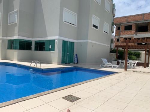 una gran piscina frente a un edificio en Apartamento aconchegante próximo ao mar, en Florianópolis