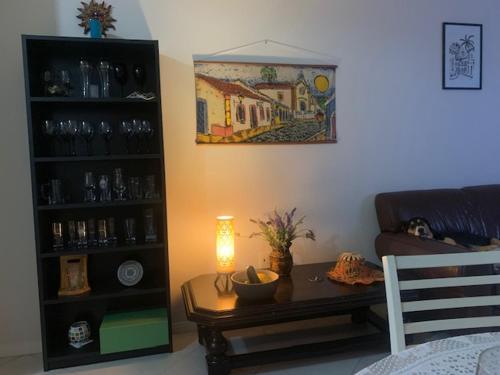 sala de estar con mesa y sofá en Apartamento aconchegante próximo ao mar, en Florianópolis