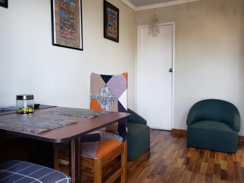 a dining room with a table and chairs at Un lugar encantador con una pequeña terraza in Iquique