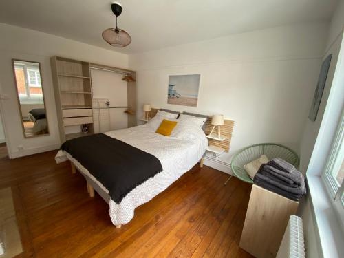 Un pat sau paturi într-o cameră la Chez Mathilde Appartement Calais Nord Citadelle