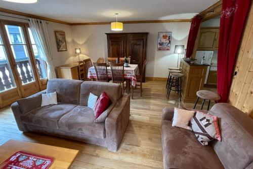 salon z kanapami, kuchnią i stołem w obiekcie Large apartment in Chamonix - close to the slopes w Chamonix-Mont-Blanc