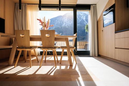 a dining room with a table and chairs and a window at Lebe`oetz - Das Ferienapartmenthaus im Zentrum von Oetz in Oetz