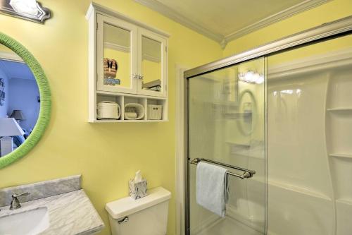 uma casa de banho com um chuveiro, um WC e um espelho. em Coastal Condo with Pool Access - Walk to Apache Pier em Myrtle Beach