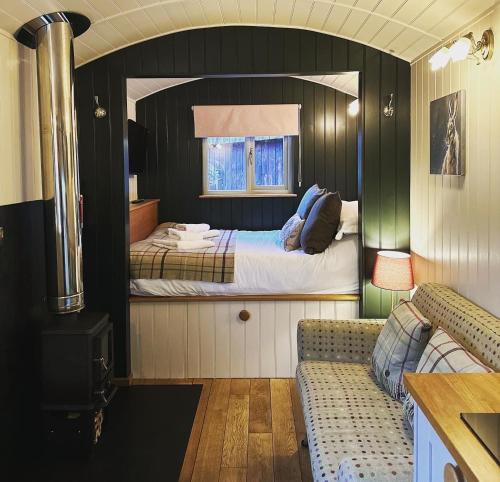 - une chambre avec un lit et un canapé dans l'établissement Bertie's Retreat, à Foolow