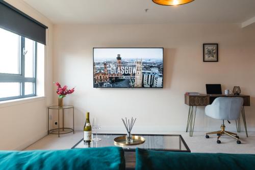un soggiorno con divano e tavolo in vetro di West End Escape - 5 Star Luxury - Prime Location a Glasgow