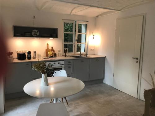 Kuchyň nebo kuchyňský kout v ubytování Landhaustraum - Kutscherhaus unter Walnussbäumen