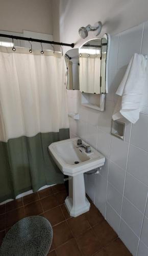 baño con lavabo y cortina de ducha en Casa Isa en San Juan