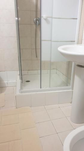 een badkamer met een douche en een wastafel bij Home Hostel Catania in Catania