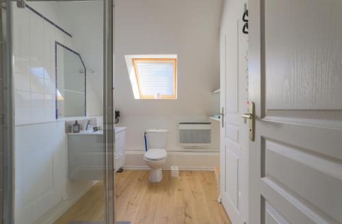 La salle de bains est pourvue de toilettes, d'un lavabo et d'une fenêtre. dans l'établissement Casa Nostra - Arrière Gare, à Arras