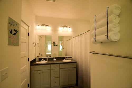 A kitchen or kitchenette at Rockfish Retreat at Kachemak Bay Kabins