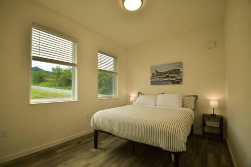 Una cama o camas en una habitación de Rockfish Retreat at Kachemak Bay Kabins
