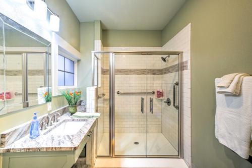 y baño con ducha y lavamanos. en Welcoming Downtown Branson Cottage with Pool Access!, en Branson