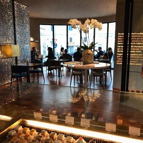 een eetkamer met mensen aan tafel in een restaurant bij CHIC HOUSE MATERA - Design e Parking a 200m dai Sassi in Matera