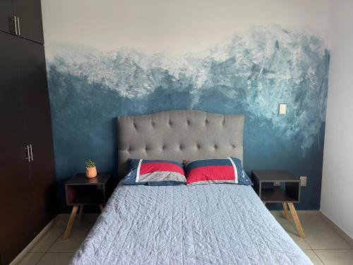 1 dormitorio con 1 cama con pared cubierta de nieve en Equiped private rooms at nice residence in Morelia, en Morelia