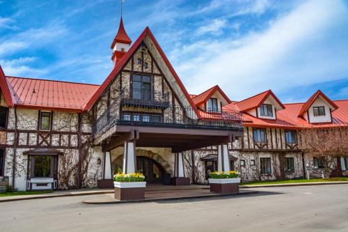 un gran edificio de piedra con techo rojo en The Highlands at Harbor Springs, en Harbor Springs