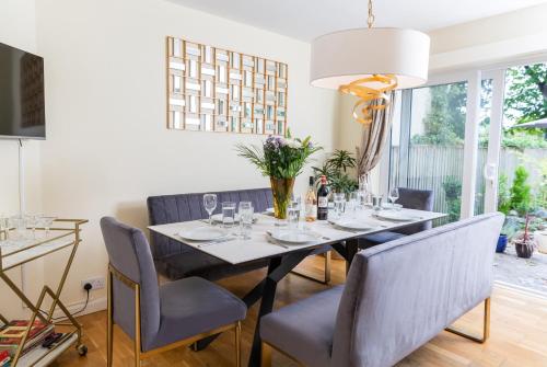 a dining room with a table and chairs at Glensanda - By Luxury Apartments in Cheltenham