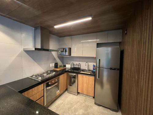 貝洛奧里藏特的住宿－Locking's Lourdes 12，一个带不锈钢冰箱的大厨房