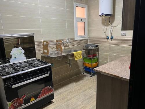 Η κουζίνα ή μικρή κουζίνα στο Alrehab city luxury apartment