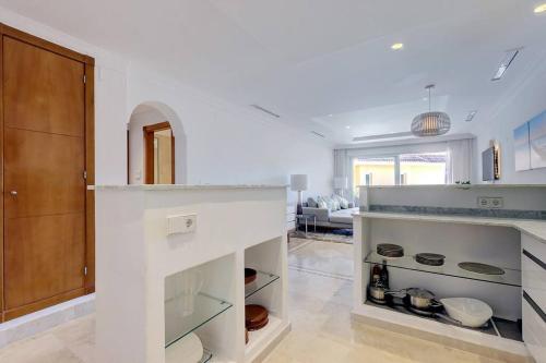 - une cuisine avec des murs blancs et un comptoir blanc dans l'établissement Stunning 2 Bedroom Apartment in Aloha Hill Club, à Marbella