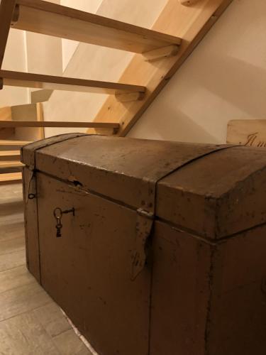 an old trunk sitting on the floor in a attic at Verso Est in Petralia Soprana