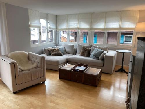 sala de estar con 2 sofás y TV en Bijou in den Bergen, en Disentis