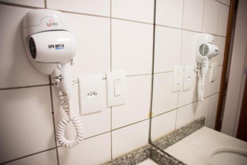 uma casa de banho com dois telefones na parede em Hotel Continental Business - 200 metros do Complexo Hospitalar Santa Casa em Porto Alegre