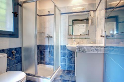 bagno con doccia, lavandino e servizi igienici di Best View Apartment 1. a Barbati