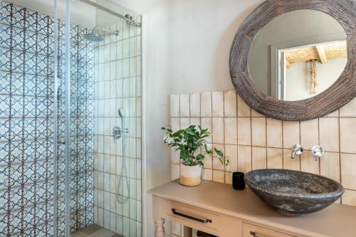 a bathroom with a sink and a mirror at RoccaSeta in Scicli