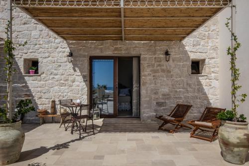 an outdoor patio with chairs and a wooden ceiling at RoccaSeta in Scicli