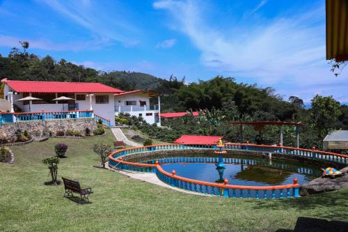 ein Resort mit einem großen Pool im Hof in der Unterkunft Hotel Cafetero Valparaíso in La Vega