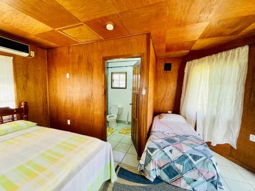 Cama ou camas em um quarto em Lamanai Riverside Retreat