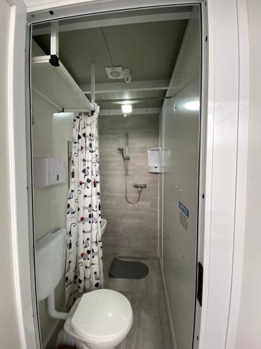 La salle de bains est pourvue d'une douche et de toilettes. dans l'établissement Juliet housing, à Il-Gżira