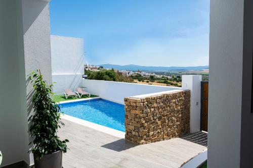 Cette maison offre une vue sur la piscine. dans l'établissement Apartamentos El Mirador de la Janda, à Benalup-Casas Viejas