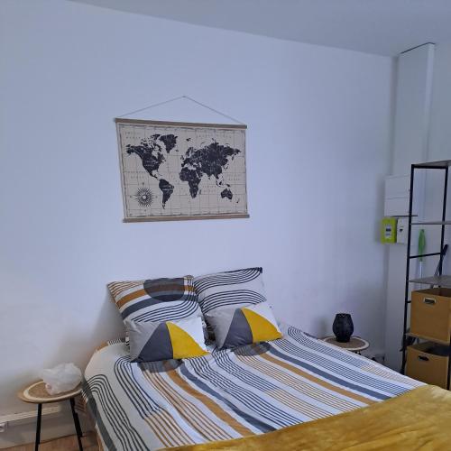 - une chambre avec un lit et une carte murale dans l'établissement Studio de charme, à Saint-Maixent-lʼÉcole
