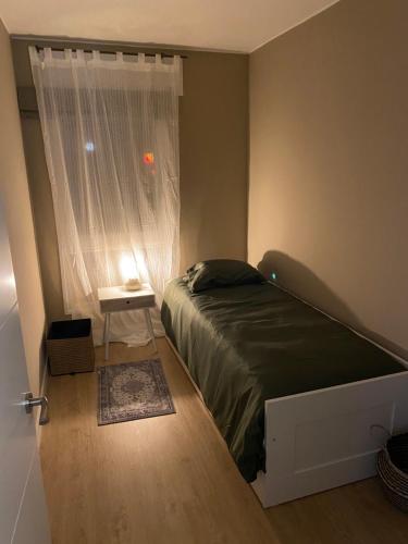 1 dormitorio con cama y ventana en Cardedeu Circuit apartment, en Cardedeu