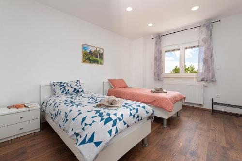 sypialnia z dwoma łóżkami i oknem w obiekcie Villa Butoniga Nature w mieście Buzet
