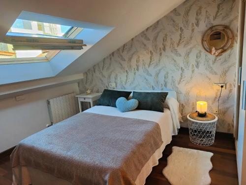 1 dormitorio con 1 cama grande en una habitación en El Cielo de Fomento en Gijón